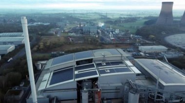 Geleceği parlak güneş enerjisi fabrikasının çatısı sisli kırsal kırsal kesimde sabah hava manzarası çekimleri için kapanıyor.