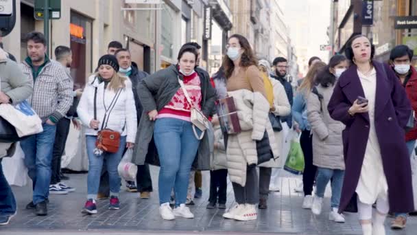 People Crossing Pedestrian Road Rue Neuve Shopping Street Background Pandemic — Vídeo de stock