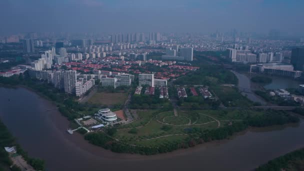 Drone Volando Sobre Río Con Parque Ciudad Moderna Fondo Día — Vídeo de stock