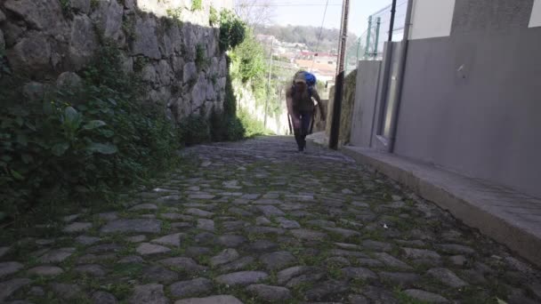 在葡萄牙波尔图古城 疲惫不堪的年轻旅行者背着沉重的背包在陡峭的岩石小径上徒步旅行 — 图库视频影像