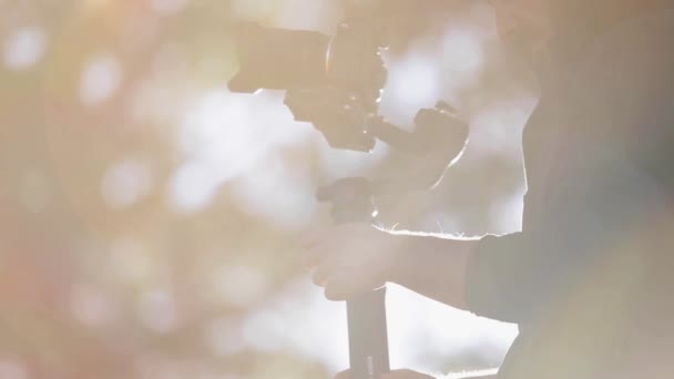 Креативний Режисер Записує Професійний Документальний Фільм Чарівному Природному Місці Використанням — стокове відео