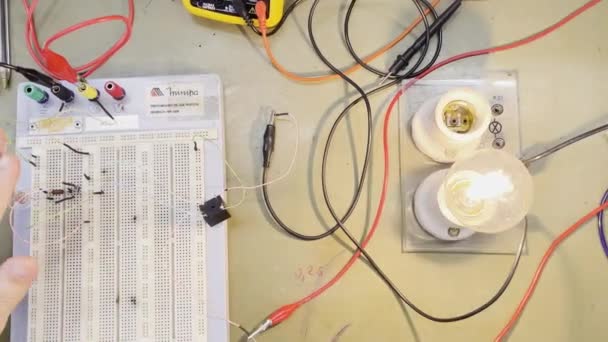 Componente Capacitivo Che Accende Lampadina Nel Circuito Elettronico — Video Stock