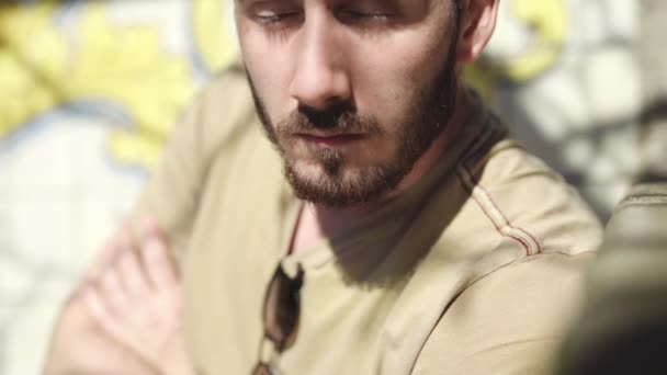 在恐慌发作 缓解紧张 消除恐惧和焦虑后 有胡子的年轻高加索男子的心神呼吸 — 图库视频影像