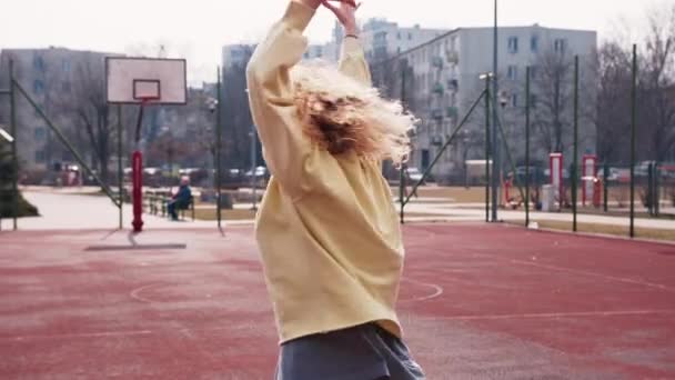 Teenage White Girl Casual Clothes Celebrate Arms Raised Basketball Court — ストック動画