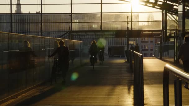 Silueta Personas Bicicleta Caminando Sobre Puente Pasajeros Estación Tren Atardecer — Vídeos de Stock