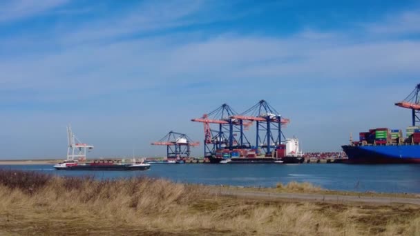 Slow Pan Right Cargo Ship Being Unloaded Euromax Terminal Rotterdam — Stock Video