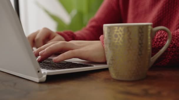 Main Femme Tapant Sur Clavier Ordinateur Portable Avec Tasse Café — Video