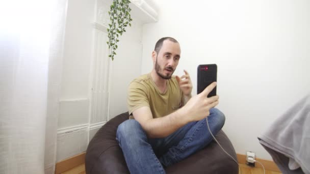 Moderner Junger Trendiger Mann Spricht Auf Smartphone Mit Schnellem Drahtlosen — Stockvideo