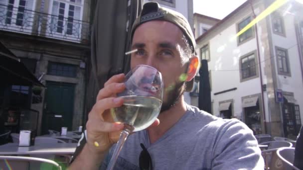Jong Modern Baardmannetje Drinken Groot Glas Witte Wijn Met Stad — Stockvideo