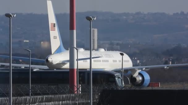 拜登访问波兰边境期间 停靠在Rzeszwjasionka机场的一架总统专机 — 图库视频影像