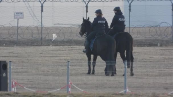 Polish Police Horsemen Patrolling Usa President Joe Biden Presidential Visit — Vídeo de stock