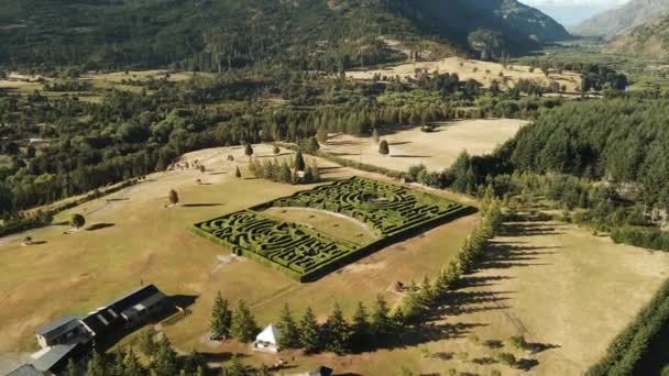 Aerial Dolly Hoyo Valley Laberinto Patagonia Hedge Maze Surrounded Pine — Stockvideo