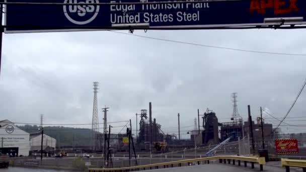 ペンシルベニア州ブラドックの米国鉄鋼エドガー トムソン製鉄所からの煙プロパティへの入り口 ズームイン — ストック動画