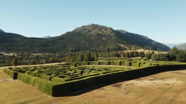 Aerial Rising Laberinto Patagonia Green Hedge Maze Valley Surrounded Andean — Vídeos de Stock