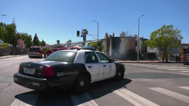 Police Car Firefighters Building Fire Scenery Sunny Los Angeles Usa — Stock Video