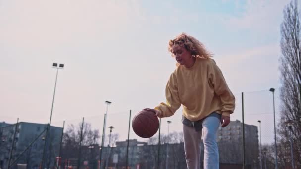 Adolescente Caucásico Rubia Chica Driblando Baloncesto Patio Recreo Cámara Lenta — Vídeos de Stock