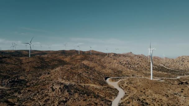 无人驾驶飞机通过沙漠风力涡轮机 — 图库视频影像