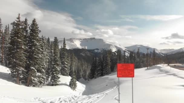 Orange Avalanche Blast Sign Berthoud Pass Colorado Rockies — Wideo stockowe