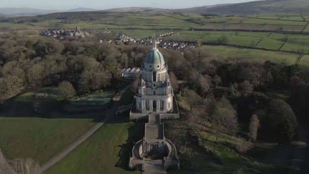 Flygflyg Till Ashton Memorial Kullen Med Utsikt Över Lancaster England — Stockvideo