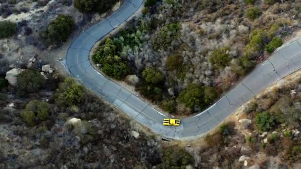 Vista Aérea Después Coche Amarillo Las Tierras Altas Los Ángeles — Vídeos de Stock