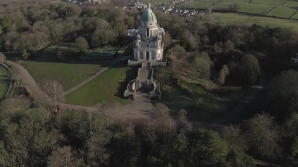 Aerial Tilt Hilltop Folly Structure Called Ashton Memorial — Stockvideo