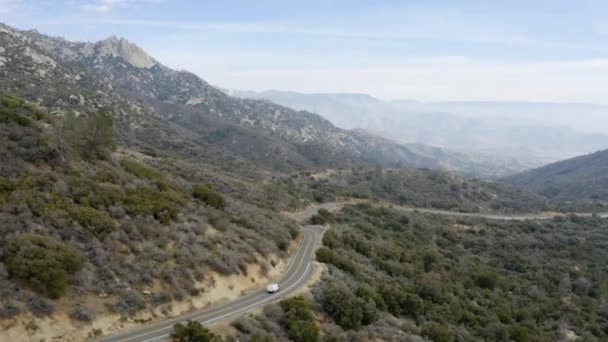 Vista Aérea Después Una Caravana Conduciendo Grandes Montañas Osos California — Vídeos de Stock