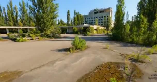Drone Fpv Disparado Sobre Cidade Coberta Prypyat Chernobyl Ensolarado Ucrânia — Vídeo de Stock