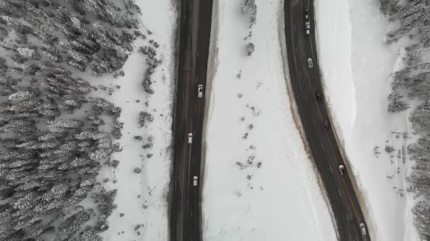 高山回旋公路冬季交通流量 独特的航空角度 — 图库视频影像