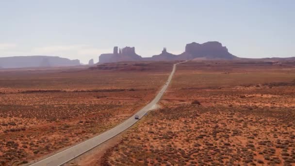 Aerial View Motorhome Van Driving Monument Valley Sunny Arizona Usa — Vídeo de Stock