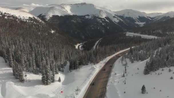 Vista Aérea Invierno Mirando Por Carretera Montaña Desde Berthoud Pass — Vídeo de stock