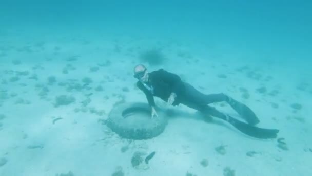 Male Freediver Business Suit Swimming Seabed Tire — Stock Video