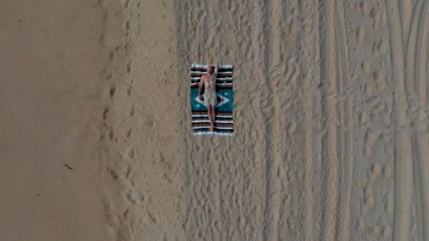 Muž Pláži Mexiku Založení Nápojové Značky Zastřelil Drone Pomalu Nahoru — Stock video