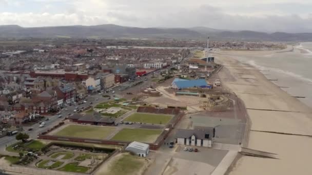 在多云的天气里 在英国威尔士北部 在向金梅尔湾飞去的过程中 空中俯瞰着林海大道和海滨 — 图库视频影像