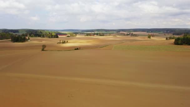 Vista Aérea Drones Sobre Campos Desnudos Día Primavera Parcialmente Soleado — Vídeos de Stock