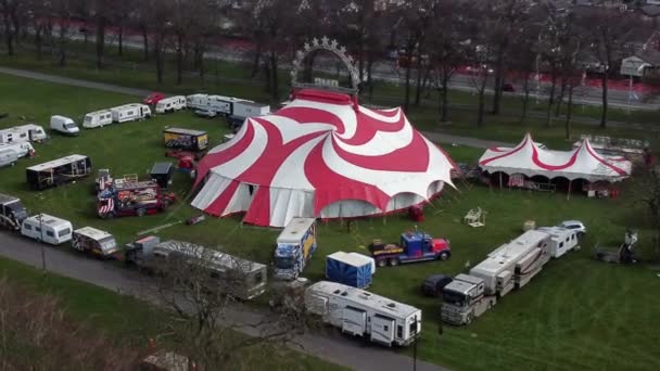地球马戏团勇敢的人娱乐五颜六色的漩涡帐篷和大篷车吊环空中景观拉开缩放 — 图库视频影像