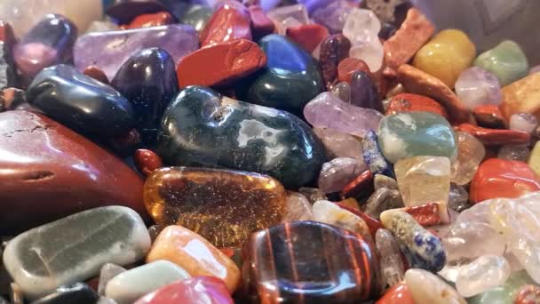 Πολύχρωμη Συλλογή Από Ανακατεμένα Γυαλιστερό Γυαλισμένο Κρύσταλλο Gemstone Agate — Αρχείο Βίντεο