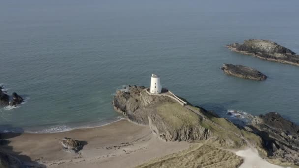 Ynys Llanddwyn岛上Twr Mawr灯塔的鸟瞰图 在英属威尔士北部安克雷西灯塔附近从右到左飞行 — 图库视频影像