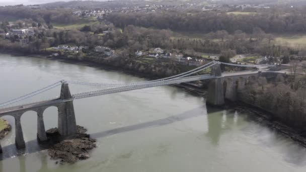 Luchtfoto Van Menai Suspension Bridge Weggevlogen Van Brug Een Zonnige — Stockvideo