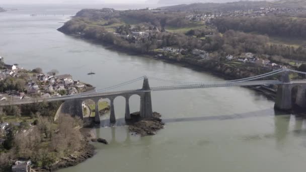 晴れた日に橋の周りを右に飛ぶMenaiつり橋の空中ビュー 聖公会 北ウェールズ — ストック動画