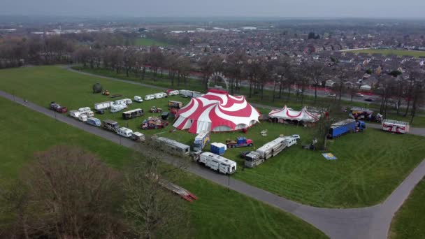 Planet Circus Draufgänger Unterhaltung Buntes Wirbelzelt Und Wohnwagenanhänger Ring Luftaufnahme — Stockvideo