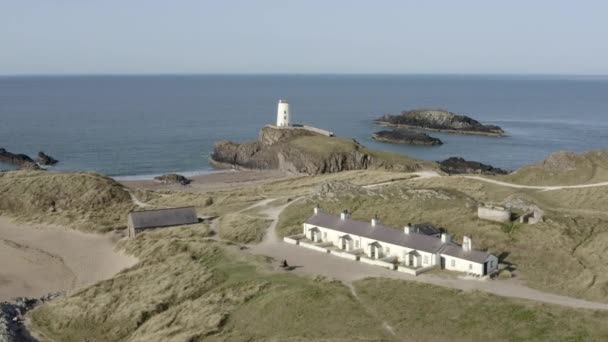 Una Vista Aérea Isla Ynys Llanddwyn Volando Sobre Las Cabañas — Vídeos de Stock