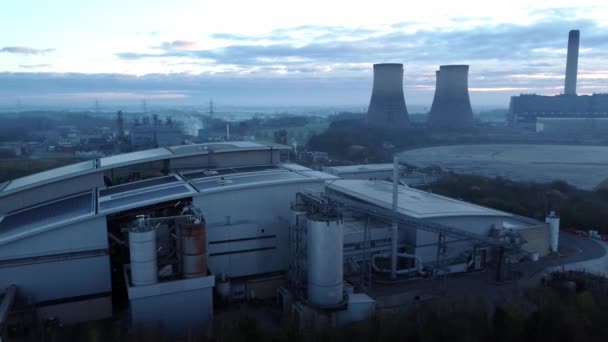 Futurista Techo Fábrica Energía Verde Solar Campo Rural Nebuloso Mañana — Vídeo de stock