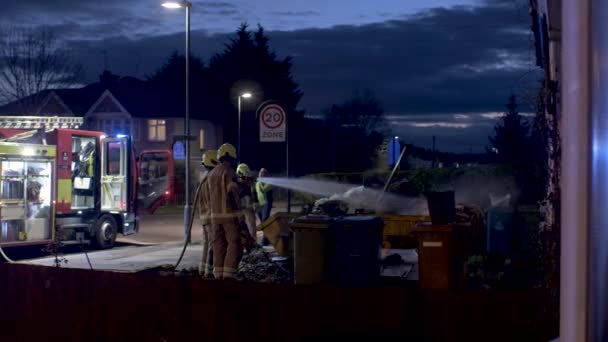 Лондонские Пожарные Используют Шланг Тушить Дым Прыжке Голубыми Мигающими Огнями — стоковое видео
