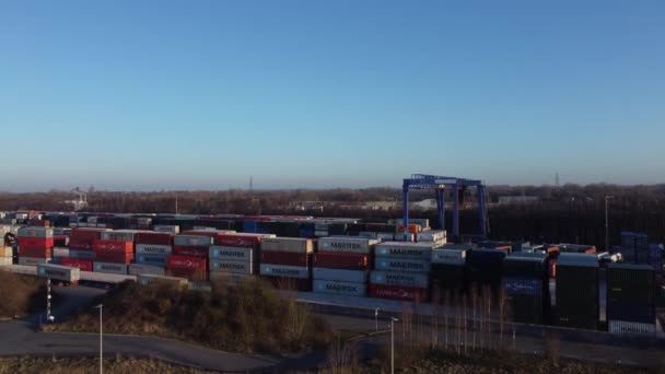 运输集装箱起重机升降机仓库配送场上方的空中景观 — 图库视频影像