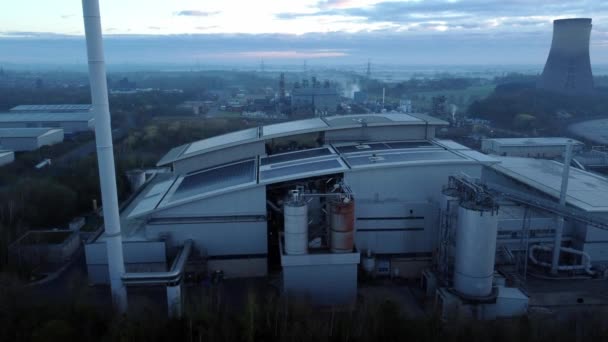 Gelecekçi Güneş Enerjisi Fabrikasının Çatısı Sisli Kırsal Kırsal Kesimde Sabah — Stok video