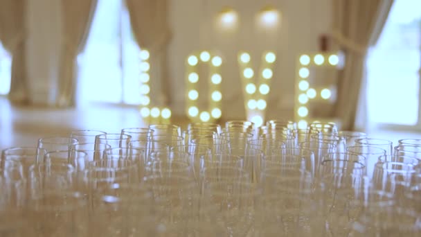 Cinematic Shot Love Grote Letters Met Led Retro Lampen Gloeiend — Stockvideo