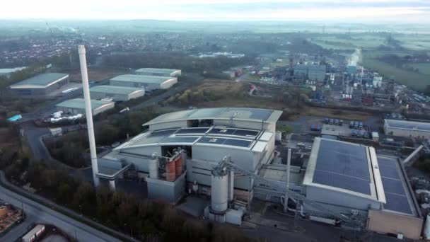 Futuristic Solar Green Energy Factory Rooftop Foggy Rural Countryside Morning — Wideo stockowe