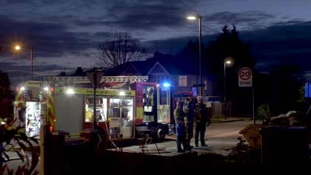 Fire Engine Flashing Blue Lights Residential Street Parent Child Walking — Vídeos de Stock