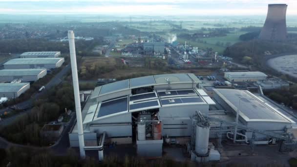 Futuriste Solaire Usine Énergie Verte Sur Toit Campagne Rurale Brumeuse — Video