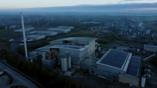 霧の多い田園地帯に未来的な太陽光発電工場の屋上朝の空中風景下降 — ストック動画